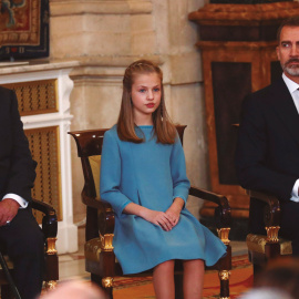 Los reyes Juan Carlos y Felipe junto a la princesa Leonor.- AFP