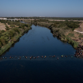  Decenas de migrantes cruzan el Río Grande que conecta el norte de México con Texas, EEUU. — REUTERS/Adrees Latif