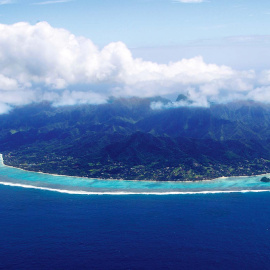 La isla de Rarotonga, la más grande de las Islas Cook, vista desde el aire, el 30 de agosto de 2012.- MARTY MELVILLE / AFP