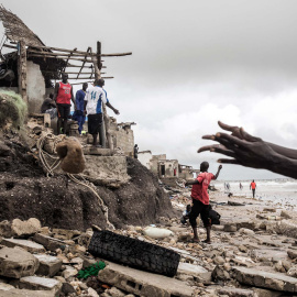 Un hombre repara un improvisado muro para proteger su casa antes de que llegue la próxima marea alta a Bargny (Senegal), el pasado 3 de septiembre de 2020.- JOHN WESSELS / AFP