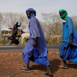  Los miembros de la tribu nómada fulani viajan al bosque Barkedji-Dodji, parte de la Gran Muralla Verde del Sahara y el Sahel en el departamento de Linguere, región de Louga, Senegal, el 14 de julio de 2021. - ZOHRA BENSEMRA / REUTERS