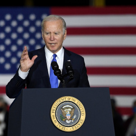 El presidente de EE. UU., Joe Biden, habla sobre la infraestructura durante un evento en las instalaciones de autobuses de la Autoridad de Transporte del Área de Kansas City.