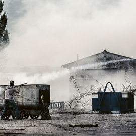 Un par de mineros lanzando unos 'voladores' (cohetes pirotécnicos) contra la Guardia Civil en Pozu Sotón, San Martín del Rey Aurelio, cuencas mineras, 2012.- JOSÉ COLÓN