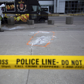 Flores y mensajes de amor en el primer aniversario de la matanza de Toronto.- NURPHOTO VIA AFP