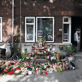 Flores en el edificio de Heiman Dullarfplein donde fueron asesinados a tiros una mujer de 39 años y su hija de 14.- BAS CZERWINSKI / ANP via AFP