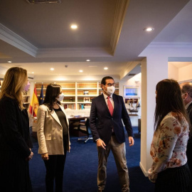 La presidenta nacional de Cs, Inés Arrimadas, la secretaria general, Marina Bravo, y la diputada y portavoz económica, María Muñoz, reunidas con el presidente de ATA, Lorenzo Amor, y el presidente de la CEOE, Antonio Garamendi.