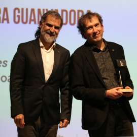 El president d'Òmnium, Jordi Cuixart, amb el guanyador del cinquè Premi Òmnium a la Millor Novel·la de l'Any, Joan Lluís-Lluís, a la llibreria Ona.