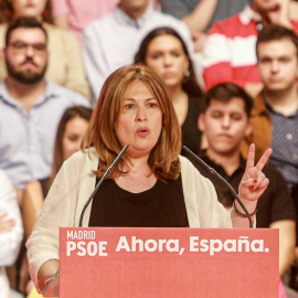 La alcaldesa de Alcorcón, Natalia de Andrés, interviene durante un acto de la precampaña socialista, en Alcorcón, a 13 de octubre de 2019.