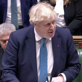 El primer ministro británico, Boris Johnson, habla durante el debate semanal del turno de preguntas en el Parlamento en Londres, Gran Bretaña, el 26 de enero de 2022.