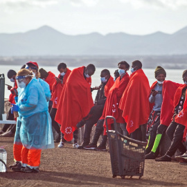 GRAFCAN9521. ARRECIFE (LANZAROTE), 23/01/2022.- Salvamento Marítimo ha rescatado este domingo a 53 inmigrantes subsaharianos, entre ellos varias mujeres, que viajaban en una patera en aguas cercanas a la isla de Lanzarote y los ha trasladad