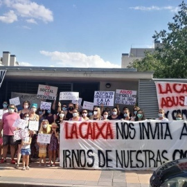 Una protesta de afectados por supuestas cláusulas abusivas de alquileres de la Obra Social La Caixa en Pinto.