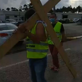 Trabajadores de Alcoa, 'crucificados' como protesta por su calvario