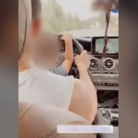 Cazados con su hijo de tres años al volante