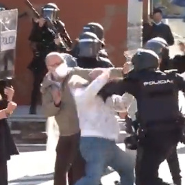 La Policía dispara con balas de goma y gases lacrimógenos a los manifestantes en Cádiz en el octavo día de huelga