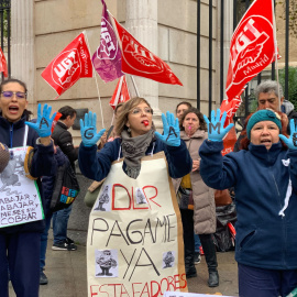 Las trabajadoras de limpieza de la Biblioteca Nacional llevan tres meses sin cobrar: "No tengo ni para comer"