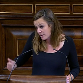 Mireia Vehí, al ser interrumpida por el murmullo constante desde la bancada de la derecha: "Son un poco pesados. Si no quieren estar aquí, se van"