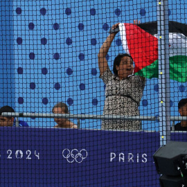 Dos mujeres enseñan la bandera de Palestina durante los Juegos Olímpicos de París .Ahmad Gharabali / AFP