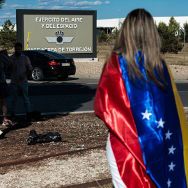 Varios venezolanos esperan a las afueras de la Base Aérea de Torrejón, la llegada de Ednundo González. -
Carlos Luján / Europa Press.