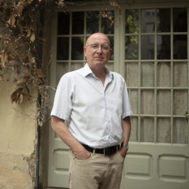 Joan Manuel Tresserras, fotografiat durant l'entrevista a la plaça de Sant Vicenç de Sarrià, a Barcelona.