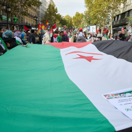 Varias personas sujetan una bandera durante una manifestación en apoyo al Sahara Occidental, desde Atocha a la plaza de Jacinto Benavente, a 11 de noviembre de 2023