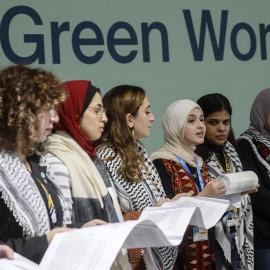 Participantes de la COP29 en un panel sobre el genocidio de Israel en Gaza, a 15 de noviembre de 2024.