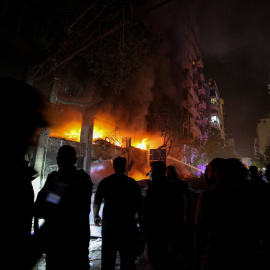 El incendio se desata en un edificio que fue blanco de un ataque aéreo israelí en el corazón de Beirut.