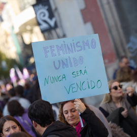 Una mujer sujeta un cartel durante una manifestación por el 25N, a 25 de noviembre de 2023, en Madrid