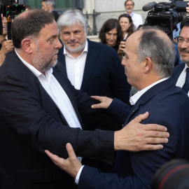 El presidente de ERC, Oriol Junqueras (i) y el secretario general de Junts, Jordi Turull (d), se abrazan tras quedar aprobada la Ley de Amnistía, en el Congreso de los Diputados, a 30 de mayo de 2024