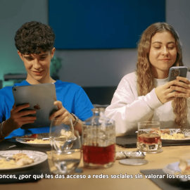 Fotograma de la campaña "Hay más riesgos en Internet que en la vida real"