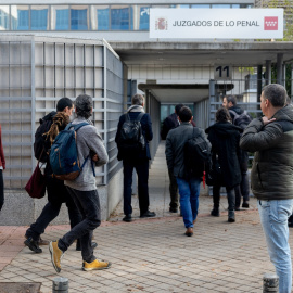 La coordinadora de la plataforma 25-S, Elena Martín, acompañada de los activistas acusados, llegan al Juzgado de lo Penal número 20, a 18 de noviembre de 2024, en Madrid (España). El primer 'Rodea el Congreso' que se convocó en Madrid llega