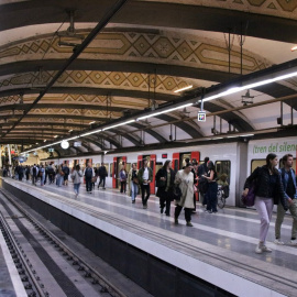 14/05/2024 - L'andana de l'estació de plaça Catalunya de Ferrocarrils de la Generalitat.