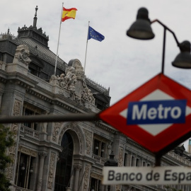 La entrada de la estación de metro cerca del edificio del Banco de España. — Emilio Naranjo / EFE