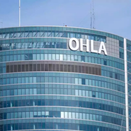 El logo de la constructora OHLA, en lo alto de su sede en la Torre Emperador, en Madrid.