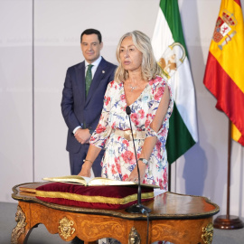 La nueva consejera de Salud y Consumo, Rocío Hernández Soto, durante su toma de posesión. Detrás, el presidente de la Junta, Juan Manuel Moreno Bonilla. Archivo.