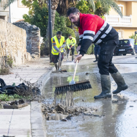 Labores de limpieza en Chauchina (Granada) este lunes 18 de noviembre de 2024.