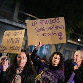 Decenas de mujeres portan carteles, durante una marcha contra la violencia hacia las mujeres, a 25 de noviembre de 2023. Imagen de archivo.