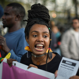 Una mujer durante una manifestación antirracista en Madrid.