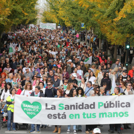 Manifestantes exigen la mejora de la Sanidad Pública en Granada, este domingo.