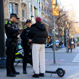 Control de la Guàrdia Urbana de Barcelona per vigilar que els conductors de patinets elèctrics compleixin la normativa, a la rambla de Catalunya