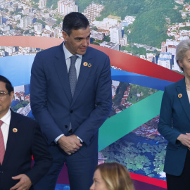 El presidente del Gobierno de España Pedro Sánchez (c) y la presidenta de la Comisión Europea Ursula von der Leyen (d), participan en la fotografía oficial al cierre del segundo día de la Cumbre de jefes de Estado del G20, este martes en Rí