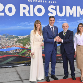 Los presidentes de España, Pedro Sánchez (2i) y de Brasil, Luiz Inacio Lula da Silva, acompañados por sus mujeres, Begoña Gómez (i) y Rosangela Silva, durante su encuentro en la Cumbre de jefes de Estado y de Gobierno del G20