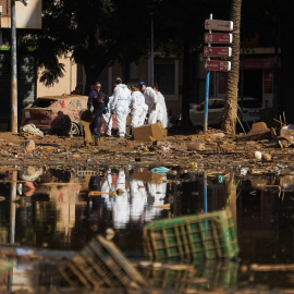 Labores de limpieza en una zona afectada por la DANA, a 17 de noviembre de 2024, en Paiporta, València.