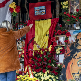 Una mujer realiza el saludo fascista ante el panteón de la familia Franco, en el cementerio de Mingorrubio, en 2021