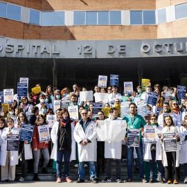 Médicos y sanitarios protestan durante una concentración a las puertas del Hospital 12 de octubre, a 2 de marzo de 2023, en Madrid (España). Imagen de archivo.