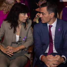 La ministra de Igualdad, Ana Redondo y el presidente del Gobierno, Pedro Sánchez, durante un acto con motivo del Día Internacional para la Eliminación de la Violencia contra las Mujeres, en el Teatro Pavón, a 25 de noviembre de 2024, en Mad