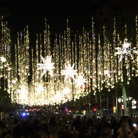 MIlers de persones assisteixen a la inauguració de l'enllumenat de Nadal al passeig de Grácia de Barcelona, l'any passat