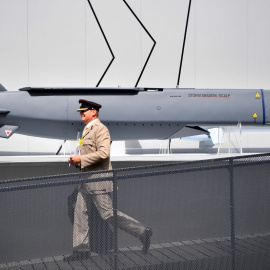 Un miembro del Ejército británico pasa junto a un misil Storm Shadow en el Salón Aeronáutico de Farnborough, al suroeste de Londres, el 17 de julio de 2018.