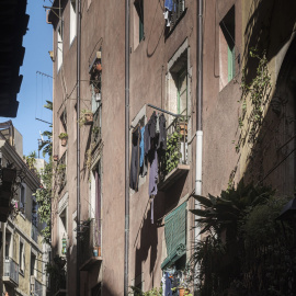 Imatge d'arxiu de balcons de Barcelona amb roba estesa.