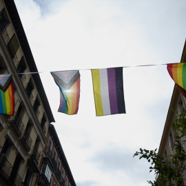 Banderas LGBTI en el barrio de Chueca (Madrid) el pasado mes de junio.