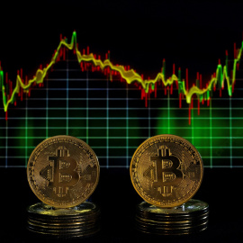 Una simulación de monedas de  bitcoin. REUTERS/Remo Casilli/Illustration